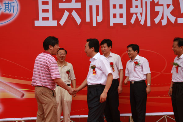 蒋洪亮书记与蒋龙福董事长亲切握手交谈